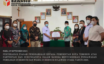 Bawaslu Sulut Berikan Piagam Penghargaan Kepada Pemkot Tomohon